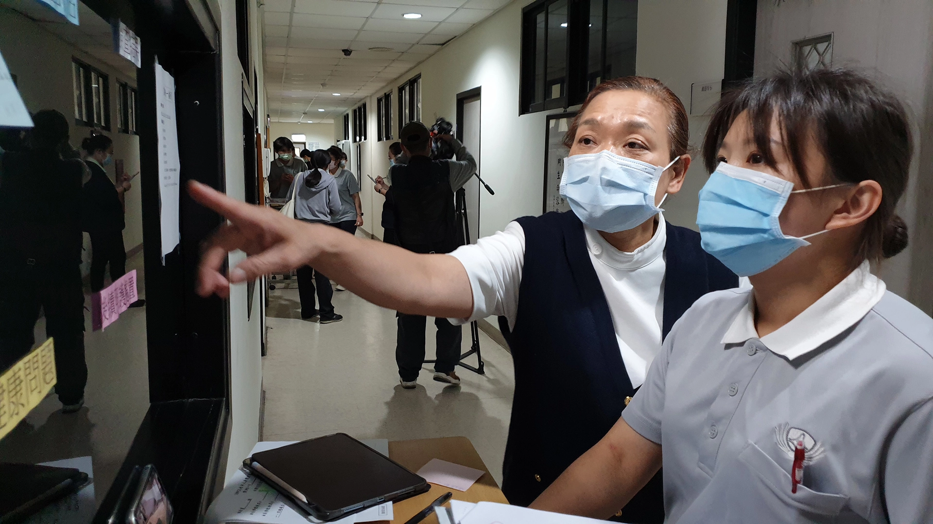 護理學系謝美玲老師指導學生提升臨床上問題判斷、推理及照護能力。