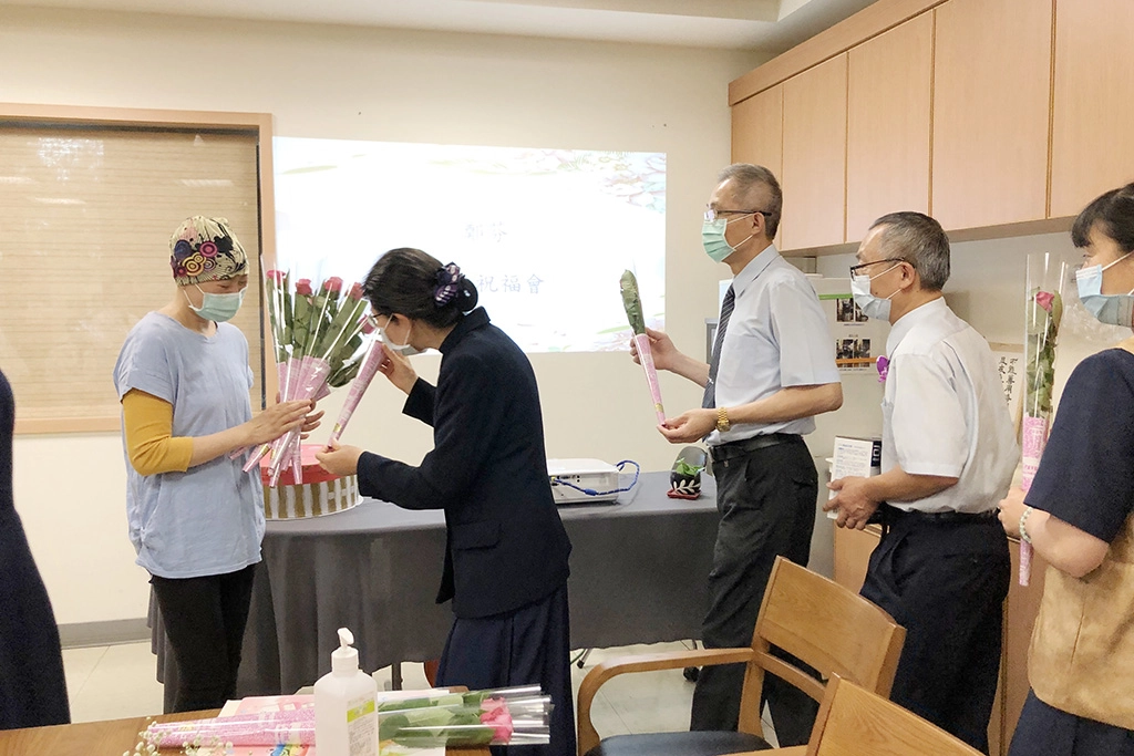 慈濟志工一一獻花表達祝福。