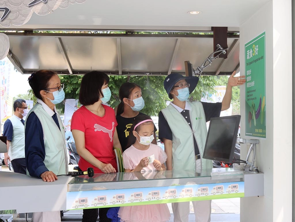 利用假日出來走走的楊素惠全家，「行動環保教育車」展示的每一個闖關遊戲，「1筷省水」、「蔬食三好」、「隨身5寶」、「騎腳踏車」等，她和兩個女兒都玩得不亦樂乎，且經過志工解說，獲得許多節能、節電、省水的新知識。