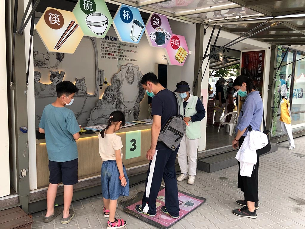 「環保五寶」這一站，增設跳舞機，讓會眾藉由肢體的跳動體驗更有互動性。