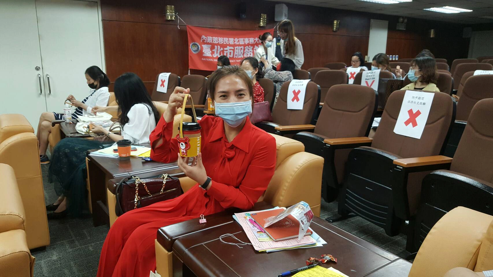 新住民朋友縫製各種不同顏色小熊環保杯套，感受到臺灣推廣環保，愛護地球的美意。
