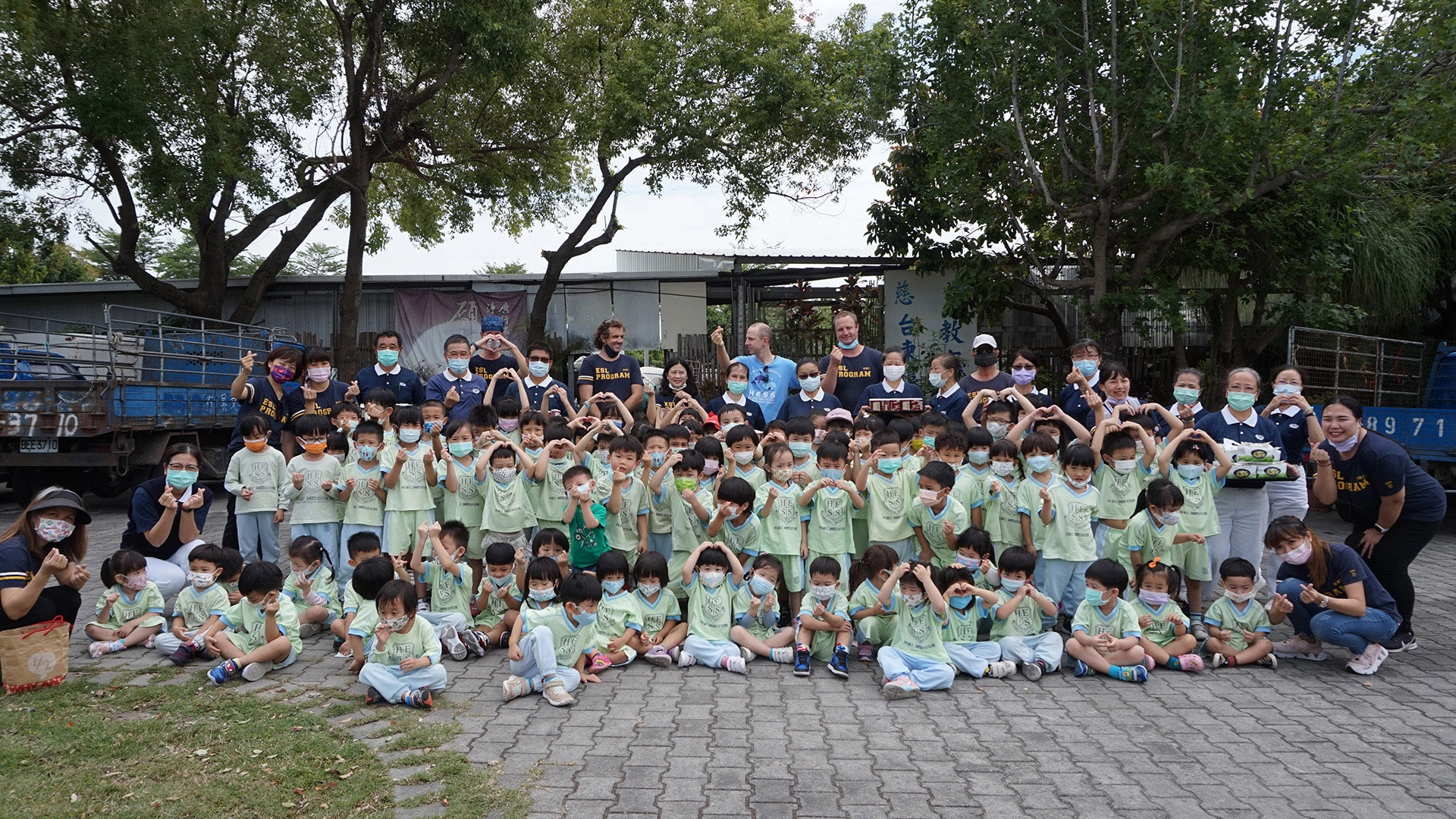 慈濟志工與何嘉仁幼兒園師生合影。