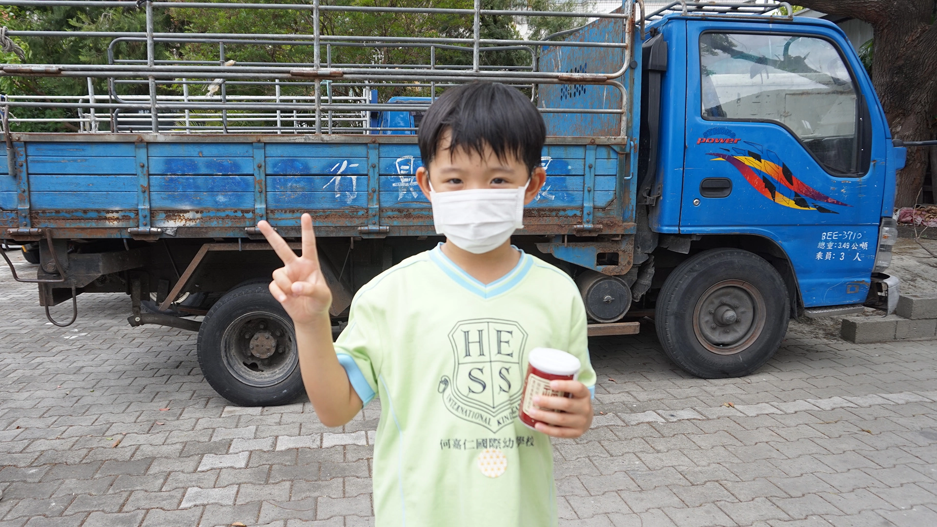 何嘉仁幼兒園的張小朋友說今天第一次來保環站，回家會把家中的垃圾分類的更仔細。