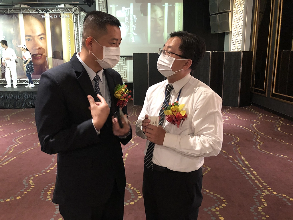 教育部校安科陳宗志科長與故事主角高肇良先生分享反毒宣導教育理念。