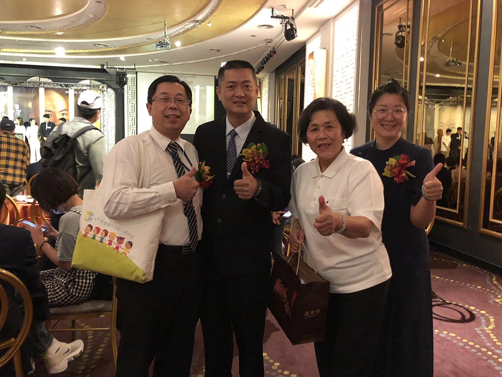 教育部校安科陳宗志科長與高肇良伉儷及彰化縣春暉反毒志工合影。