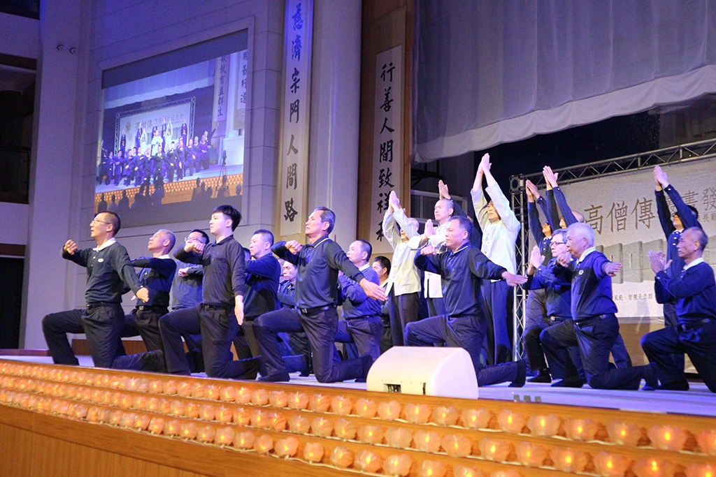 志工以「行願」演繹鑑真法師當年東渡日本傳法的決心。