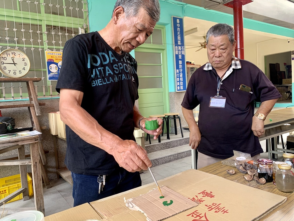 劉昌武司阜示範彩繪塗料。