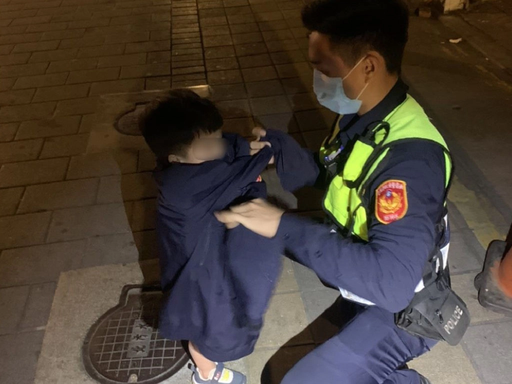 霹靂警察化身褓母 走失幼童與家人團聚