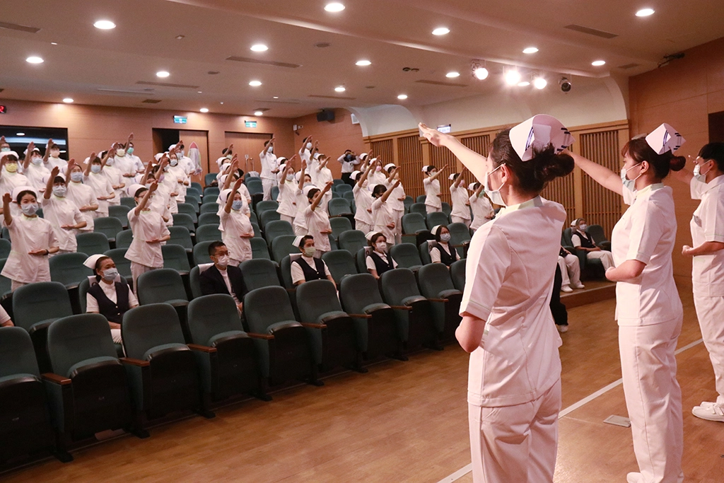 慈大護理系舉辦第23屆加冠典禮，慈濟大學70位受冠生整齊亮麗。