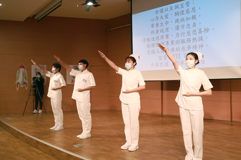 慈濟大學護理系學生，舉起右手堅定宣誓。