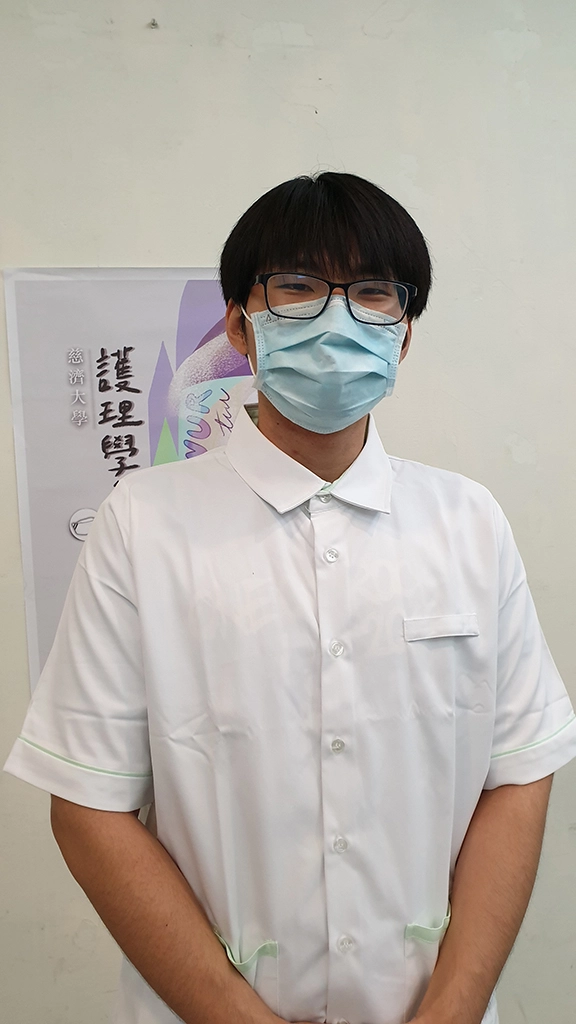 護理系二年級林碩彥，因為父親突然昏倒，他在旁馬上進行CPR急救但還是無法挽回生命，讓他對醫護工作產了興趣。
