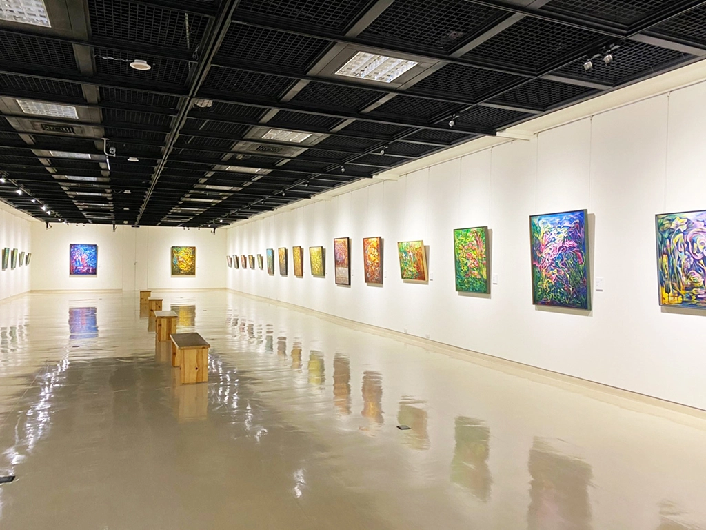 「藝象采風-魏儷緽油畫個展」即日起至5月17日(5月3日休館)在新北藝文中心第三展覽室展出。