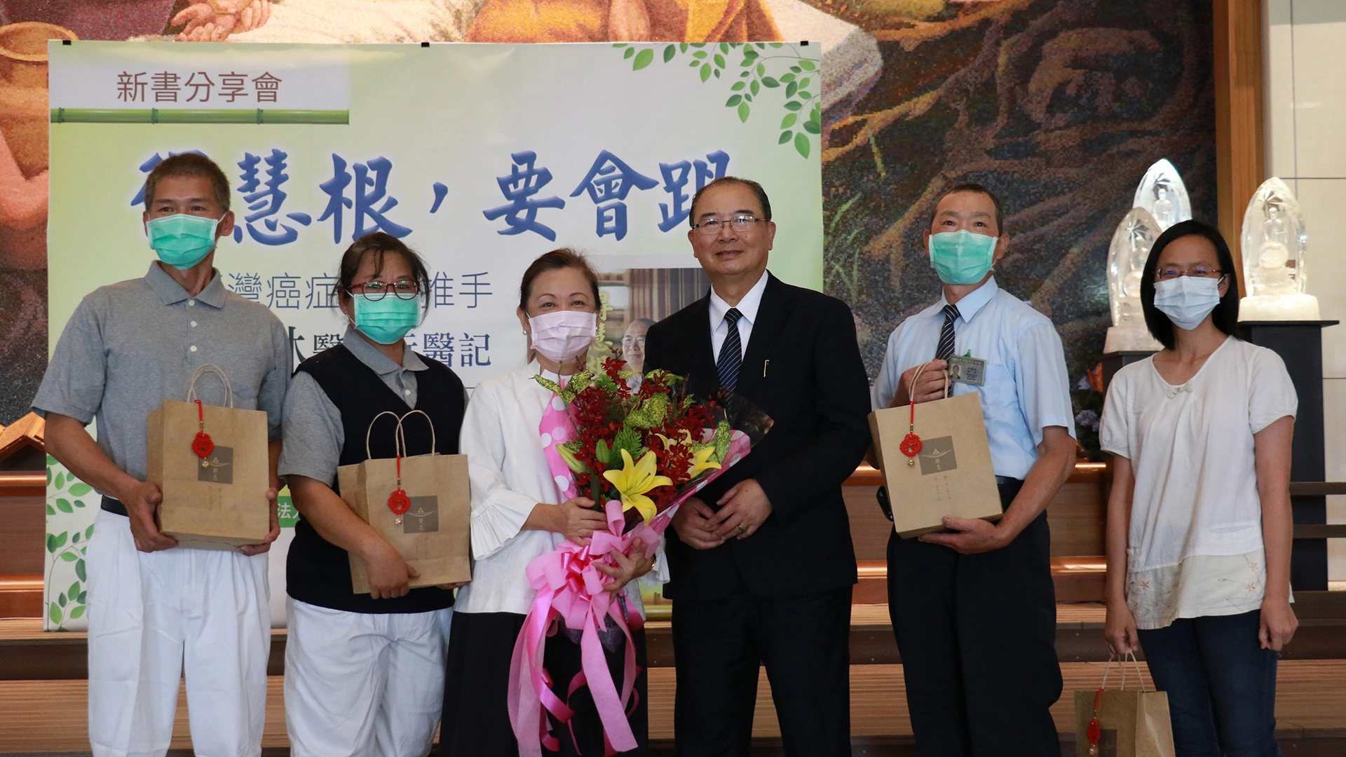 王一山夫婦與柯國壽師兄特地從大甲來參加新書會，感恩許院長救命之恩。（左起：王一山夫婦、許醫師夫婦、柯國壽師兄、王慈慧醫師）