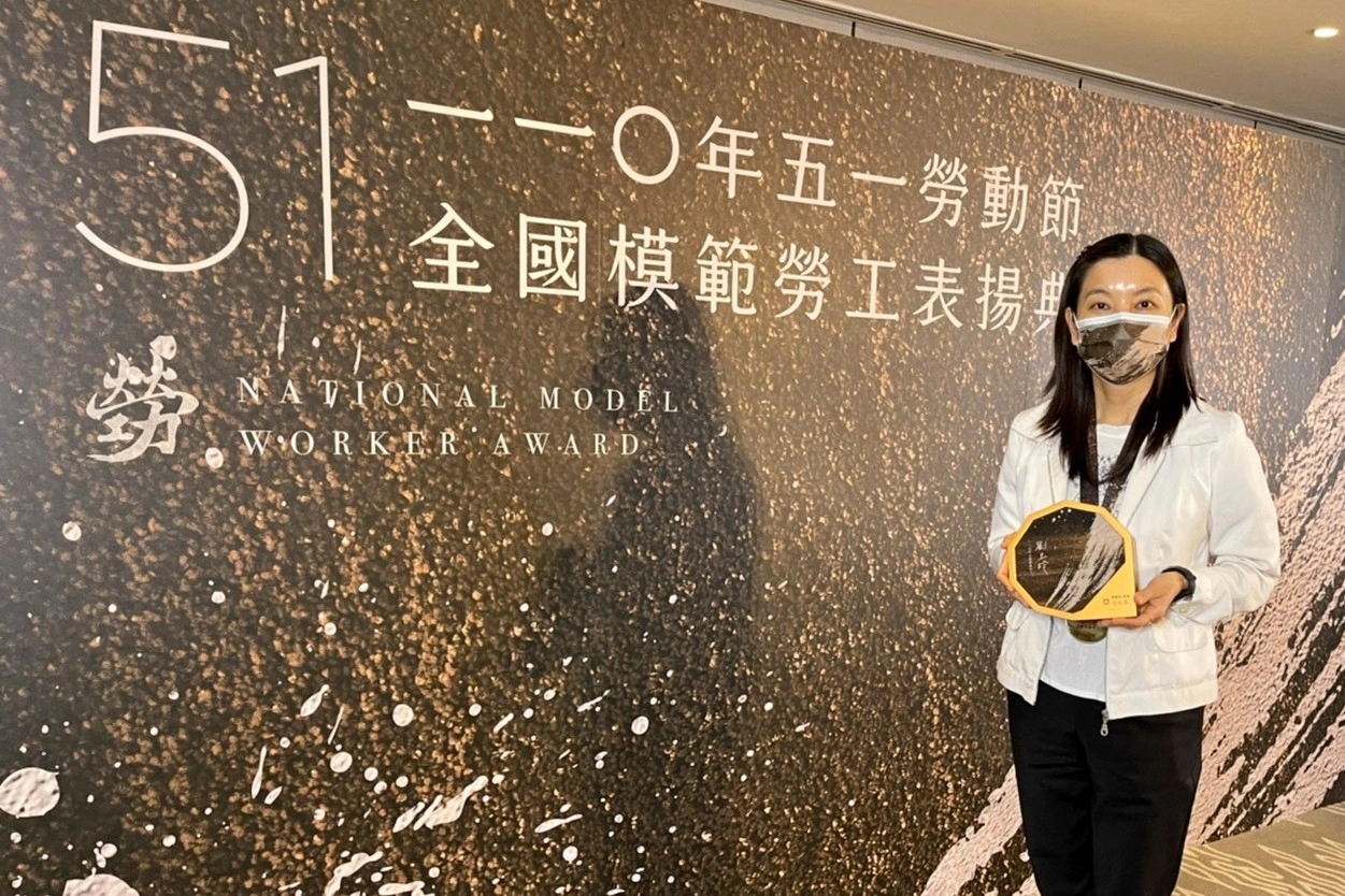 花蓮慈濟醫院病房護理長劉玉玲，獲頒「全國模範勞工」殊榮。