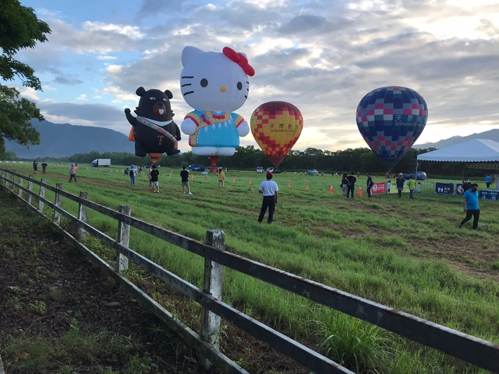 首波台東限定熱氣球繫留體驗HELLO KITTY及喔熊熱氣球驚艷池上。