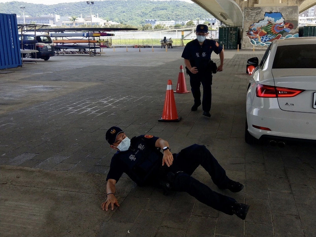 保大警情境模擬演練，車輛衝撞路檢點通報攔截圍捕處置作為。