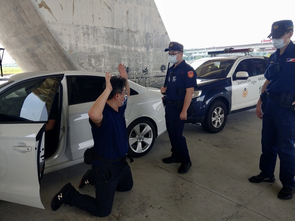 保大警情境模擬演練，通報攔截圍捕如何接敵及應變處置作為。