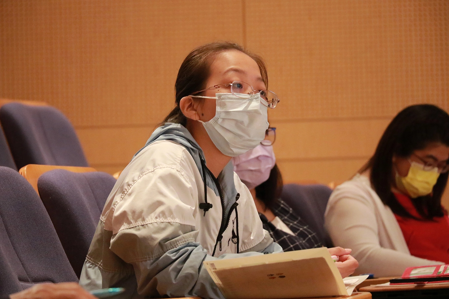 參與「護理機構照護品質提升計畫」課程現場學員專心聆聽。