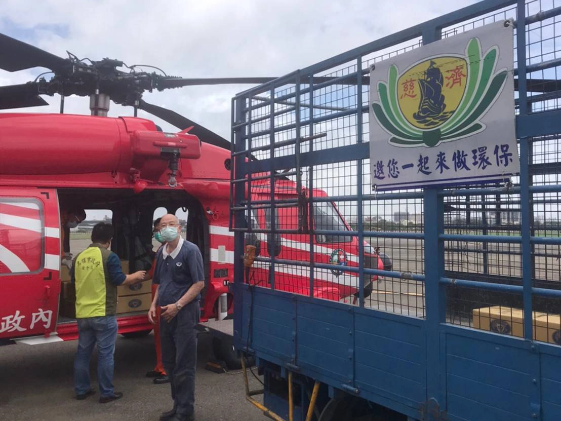慈濟基金會高雄志工針對受災鄉親，配合市府團隊協助馳援民生物資。