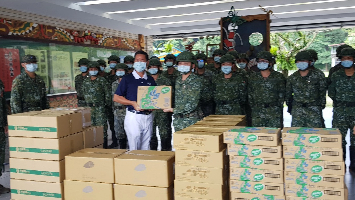 國軍挺進高雄災區協助受災鄉親的家園清淤，慈濟志工前往也同時為第一線的國軍弟兄致贈共計約180份補給品。
