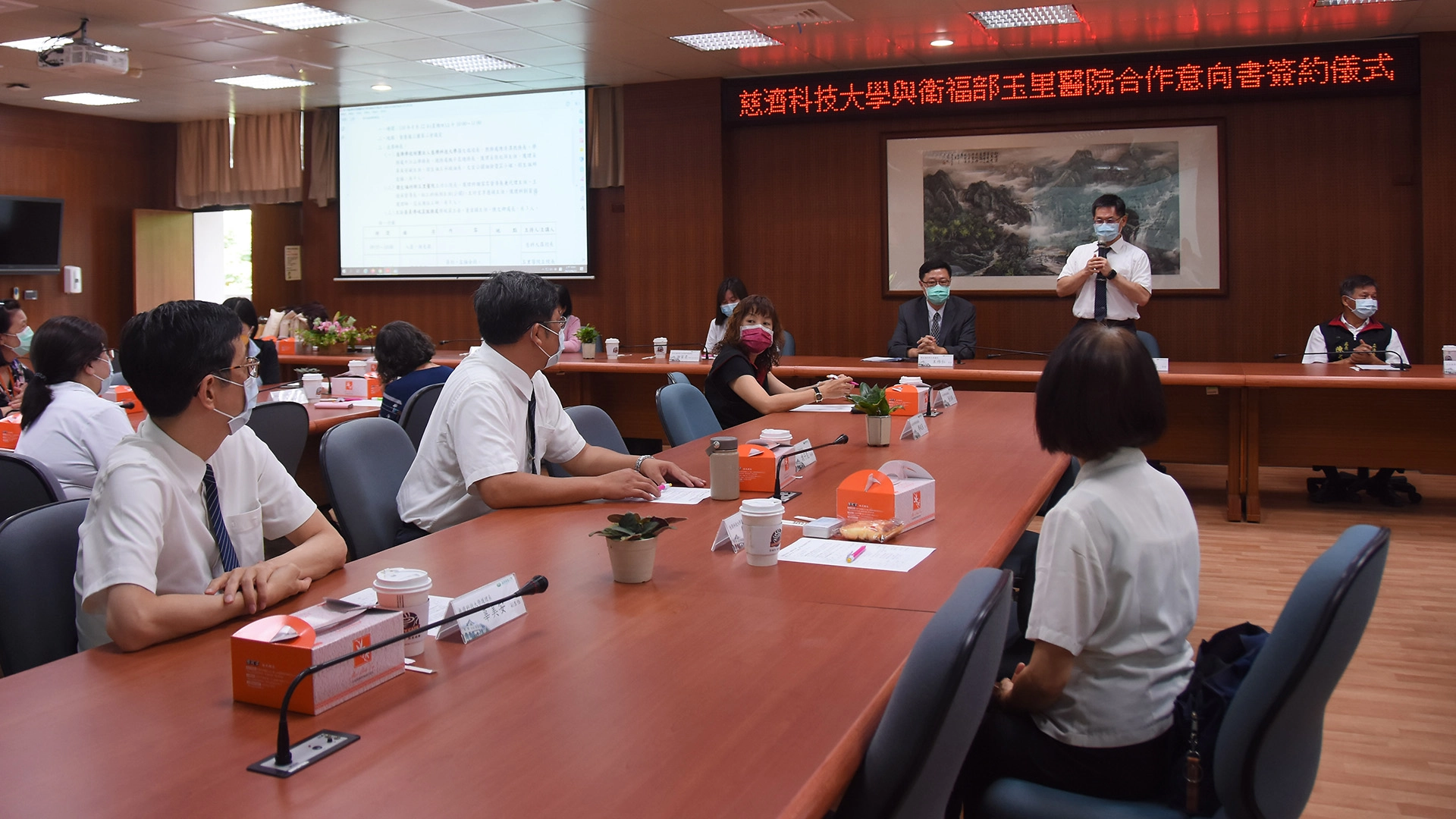 慈濟科技大學校長羅文瑞表示，除了培養護理專業，也將時下最迫切的長照需求融入課程中。