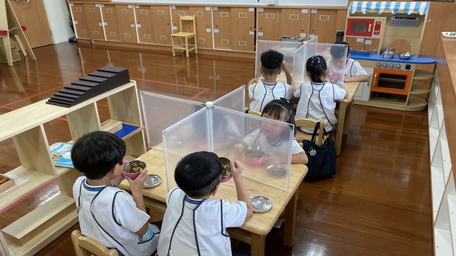 園所事先做好所有的防疫措施提供孩子安全乾淨舒適的學習環境。