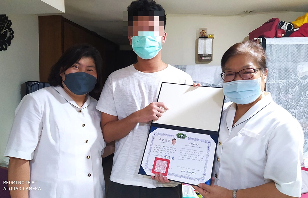 校長與導師親送畢業證書，傳達一份關心與師生情。