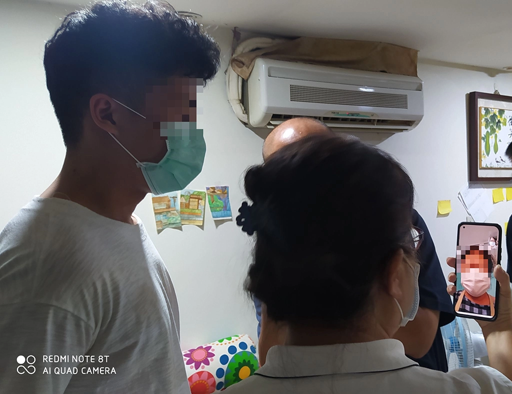 透過LINE視訊打給媽媽，校長表達祝福與肯定，讓媽媽也能感受到這一份喜悅和感動。