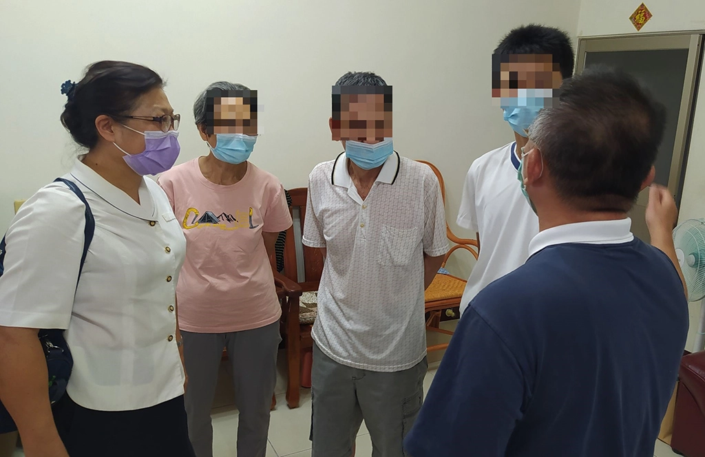 校長和懿德爸爸為孩子鼓勵，也請阿公、阿嬤安心把孩子送到慈大附中。