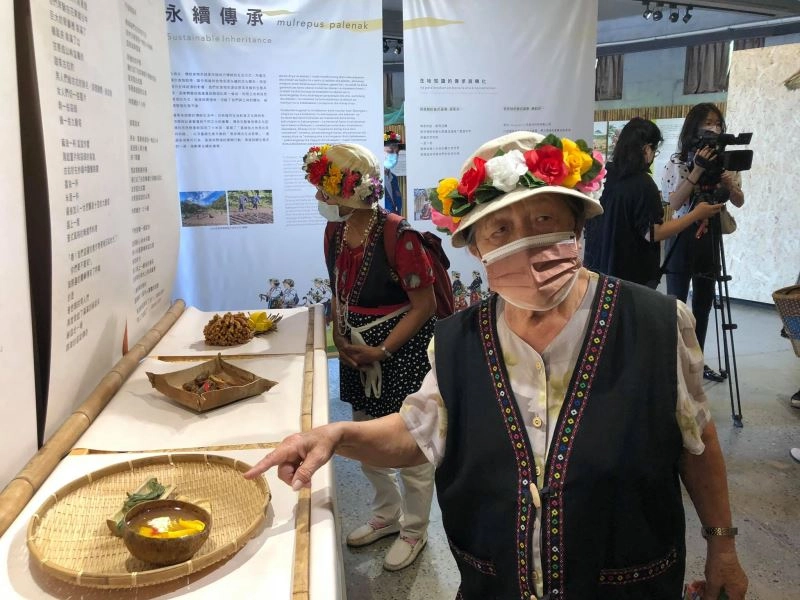 婦女會前會長林清美說比那冷(binaleng)普式酸辣湯，是將當季的刺竹以發酵的方式製成，是部落中最傳統的味道。