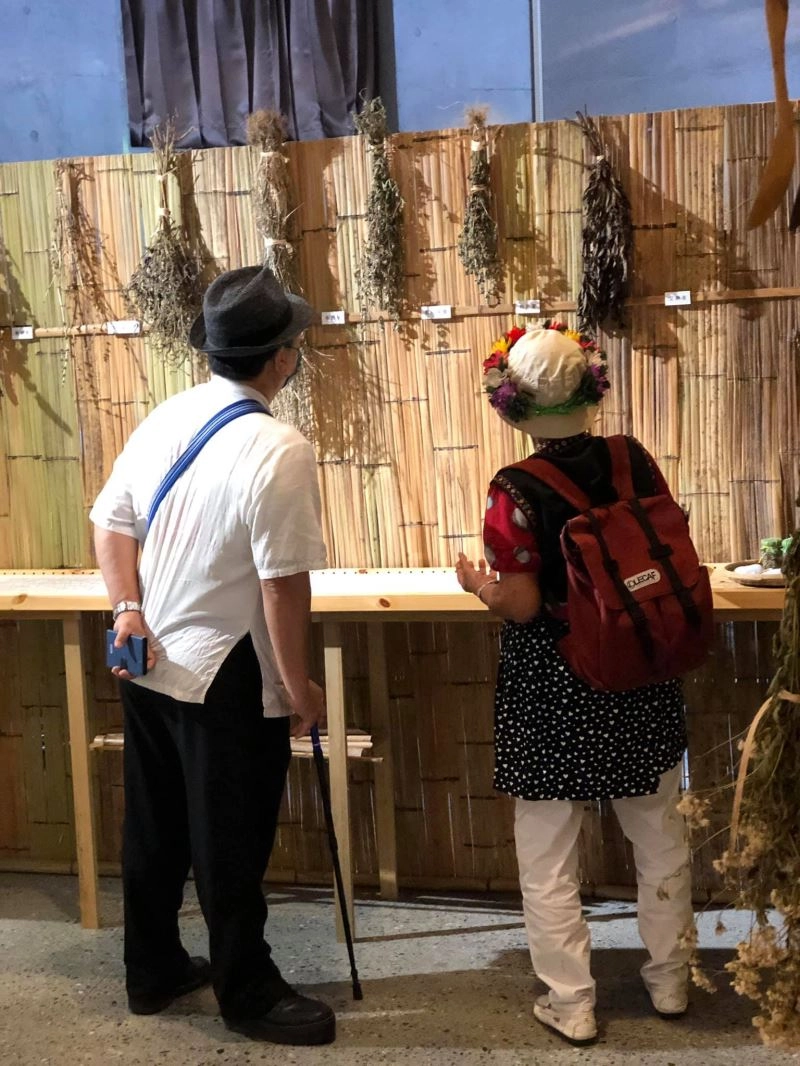 普悠瑪部落的養生草燒酒雞，運用多種民族植物，以食療概念在飲食文化中實踐。