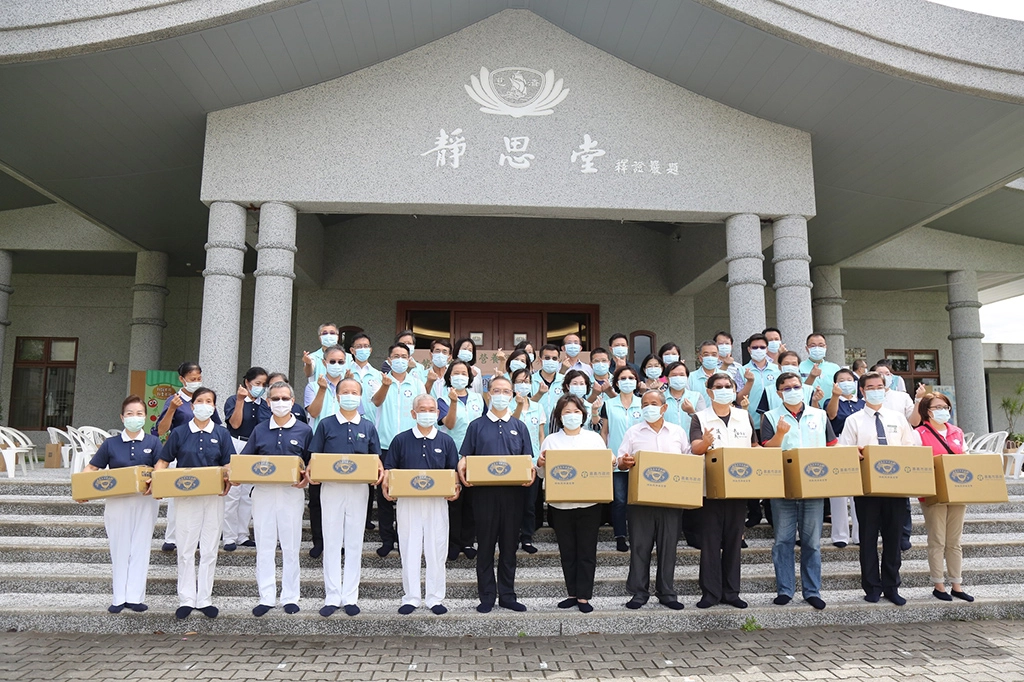 慈濟提供嘉義市1266戶安心生活箱、健康蔬果箱給弱勢學子的家庭，8月14日在嘉義聯絡處舉辦捐贈儀式。