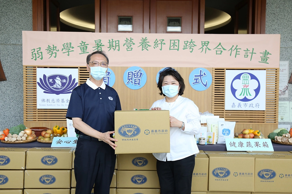 慈濟與嘉義市府8月14日在嘉義聯絡處舉辦捐贈儀式，由慈濟基金會執行長顏博文(左)代表捐贈給嘉義市長黃敏惠(右)。