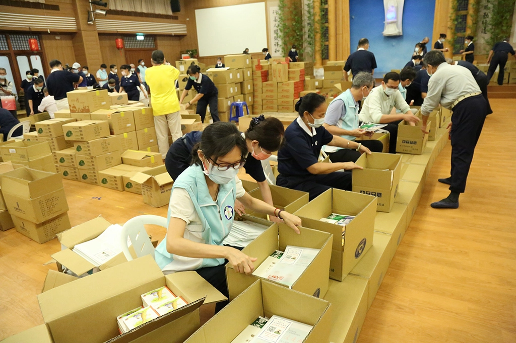 嘉義市各國中小校長與代表們也一起和慈濟志工參與包裝安心生活箱。
