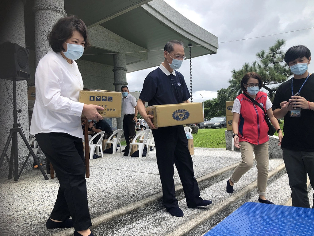 嘉義市長黃敏惠(左)、慈濟慈善事業基金會執行長顏博文(右)將包裝好的安心生活箱送上車。