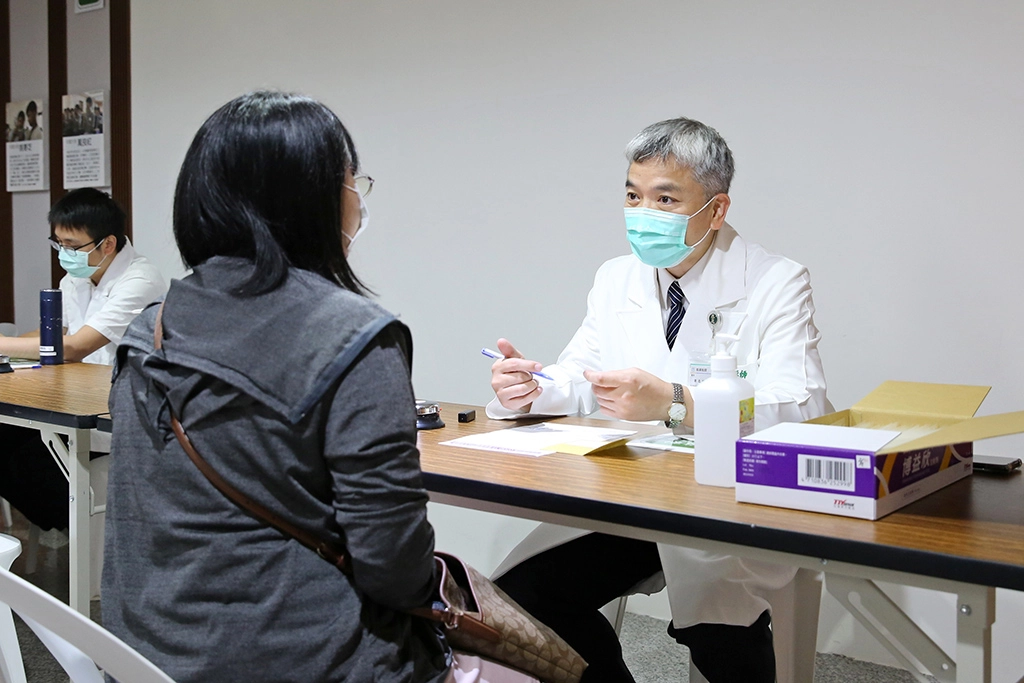 （圖右）花蓮縣醫師公會理事長梁忠詔。
