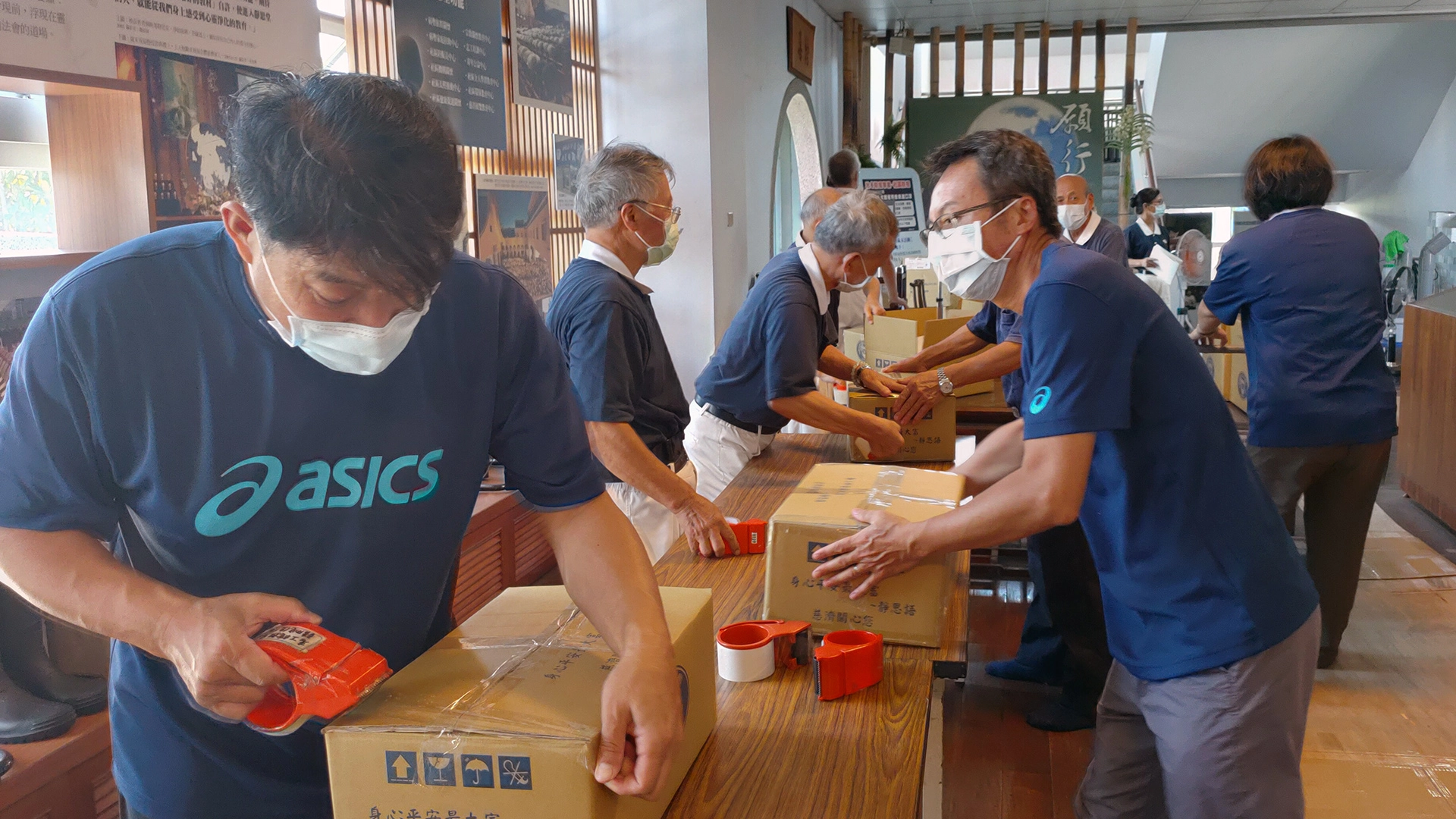 8月17日彰化縣教育處人員到彰化靜思堂與慈濟志工一起打包安心生活箱。