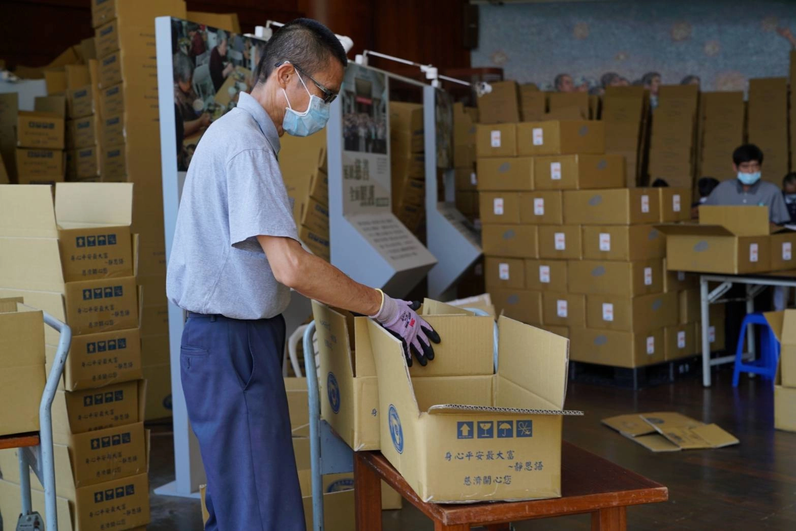 8月17日彰化慈濟志工打包第二批暑期安心生活箱。