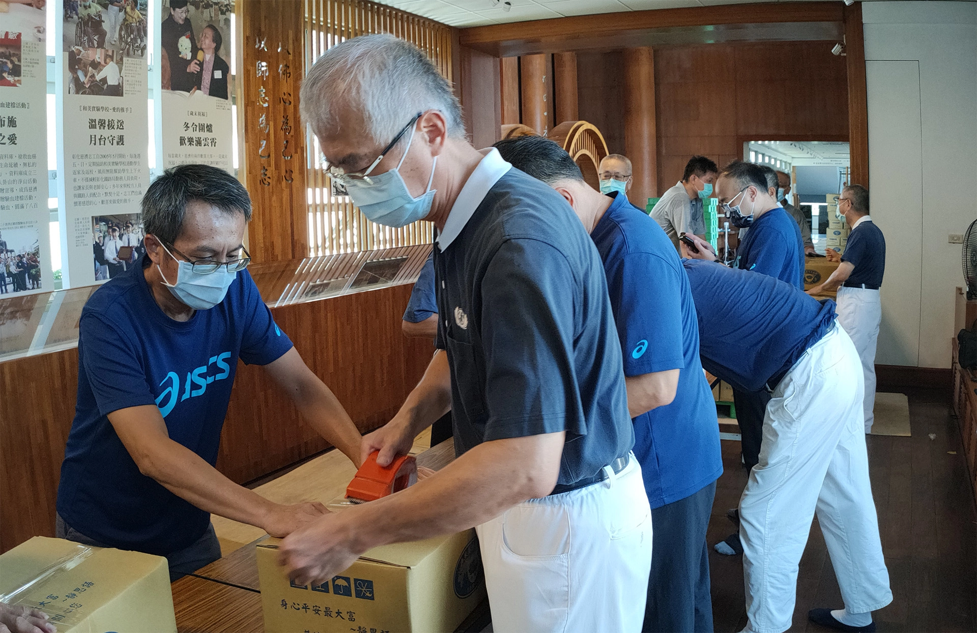 8月17日彰化慈濟志工打包第二批暑期安心生活箱。