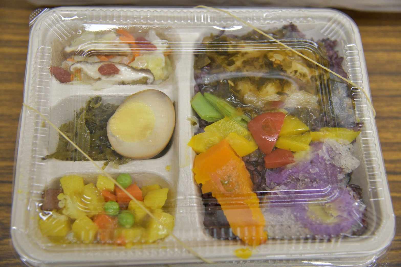 素食配菜主要考慮盡量用天然食材，不用加工食品。今天的餐盒用南瓜、彩椒配色，力求色香味俱全。