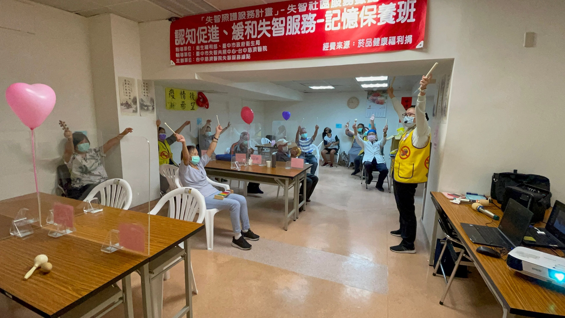 打擊樂器合奏結束，大家高舉雙手開心歡呼。