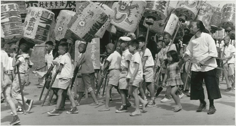 何慧光，〈頭燈隊伍〉，1950-1969，明膠銀鹽相片，50.7_×_61.1__cm，國家攝影文化中心典藏。