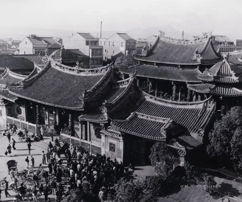 黃則修，《龍山寺》系列：正殿修建落成時，1960，明膠銀鹽相片，國立臺灣美術館典藏。
