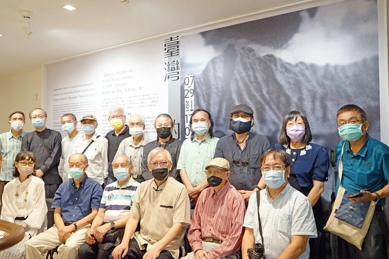 國美館梁永斐館長(右3)與策展人黃建亮(右1)、資深攝影家(右2起)周鑫泉、翁庭華、莊靈等貴賓一同歡慶國家攝影文化中心《臺灣的模樣》展覽開展。