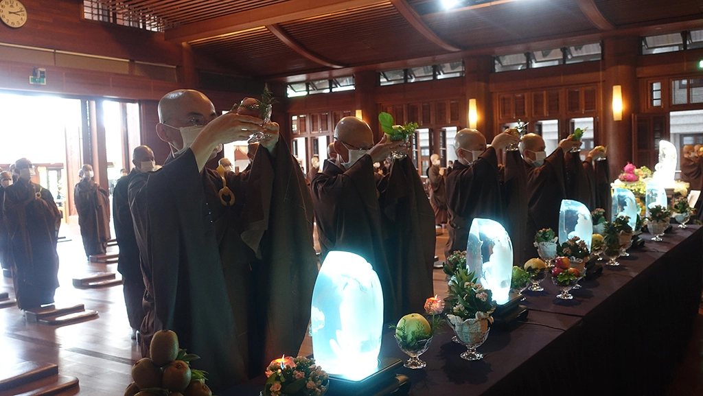 慈濟8月22日在靜思精舍首次舉辦中元節線上祈福法會，由法師帶領民眾線上獻供。