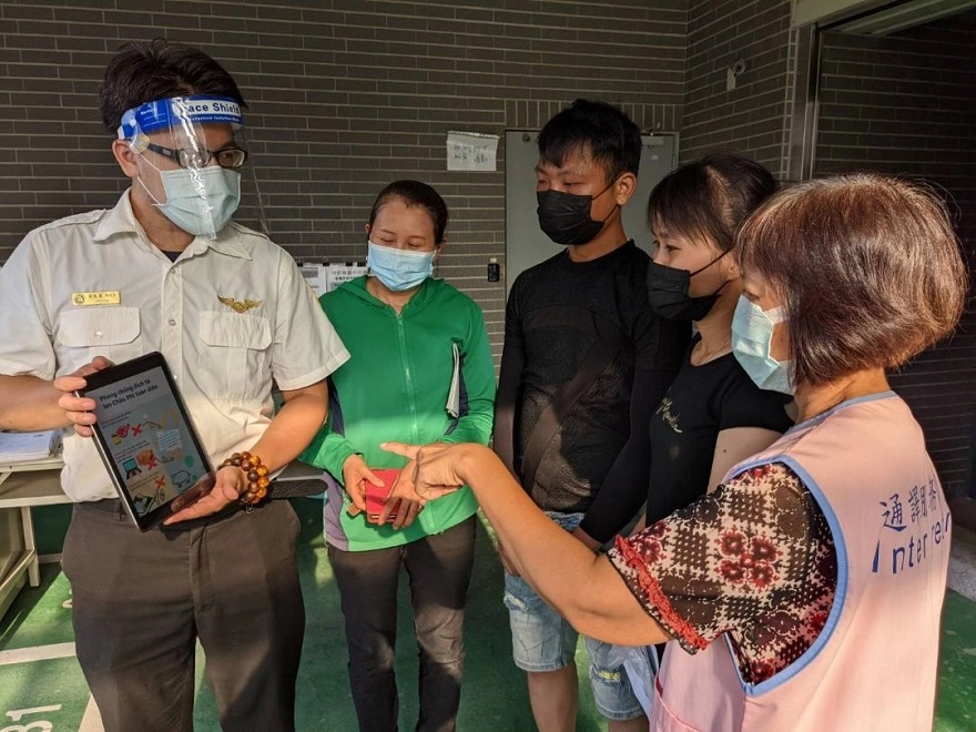 本站同仁及通譯向移工宣導防堵非洲豬瘟。