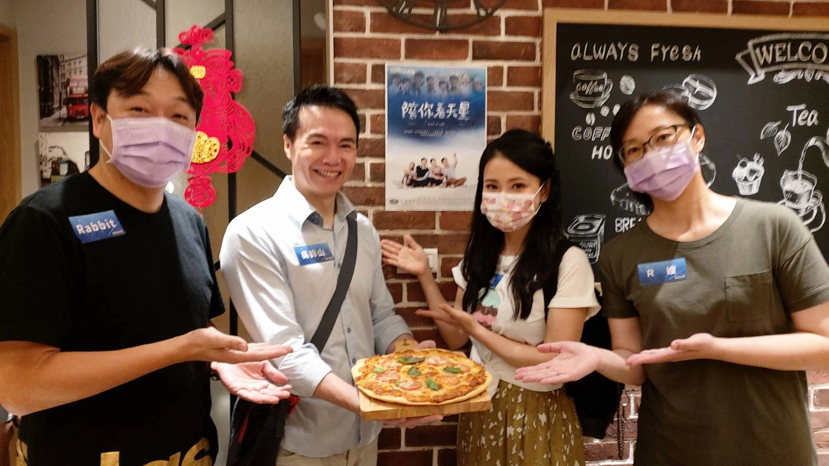 吳鈴山與德馨到粉絲夫婦家中手作點心。
