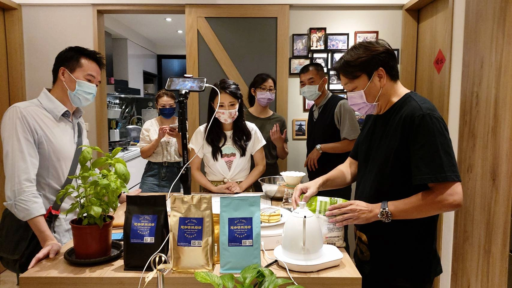吳鈴山與德馨到粉絲家全程直播。