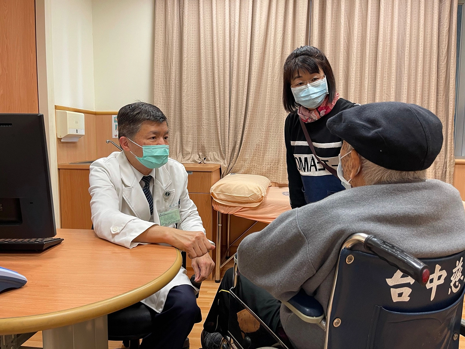 出院後回診，吳主任檢查確認廖先生恢復良好，已無疼痛症狀，恢復正常生活。