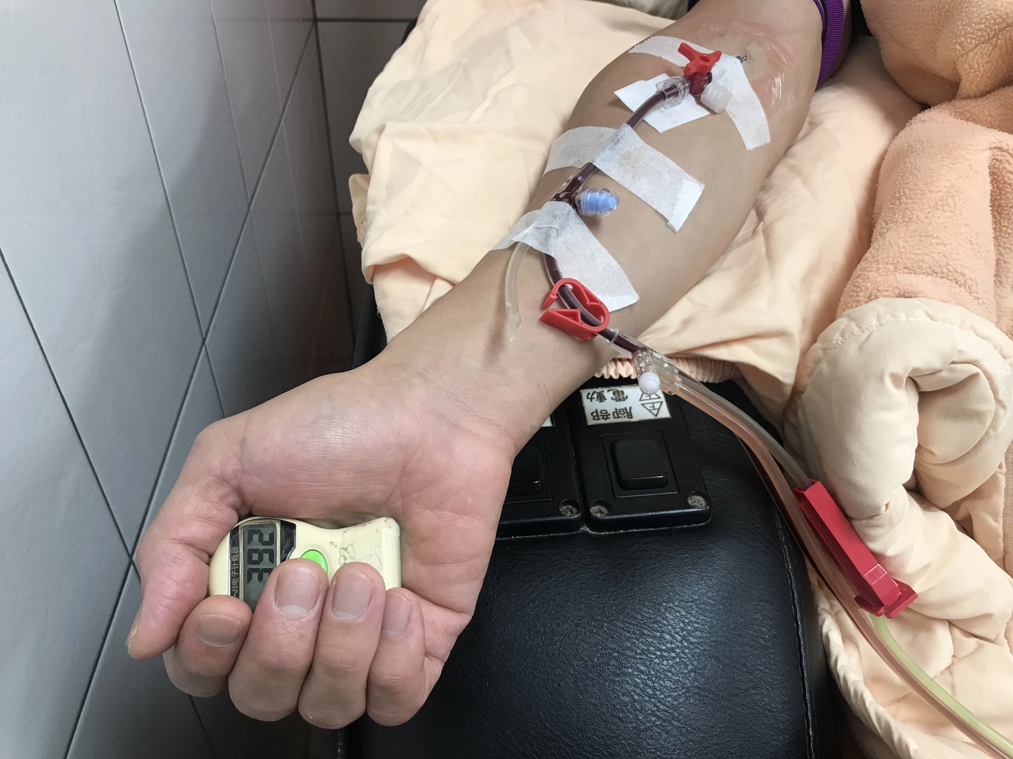 羅國方一邊捐贈右手還不時按壓著唸佛計數器，為此次的捐贈誠心祈禱順利圓滿，也為受贈者祈求移植成功。